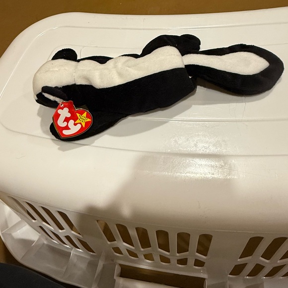 TY Beanie Baby “Stinky” - Picture 2 of 6